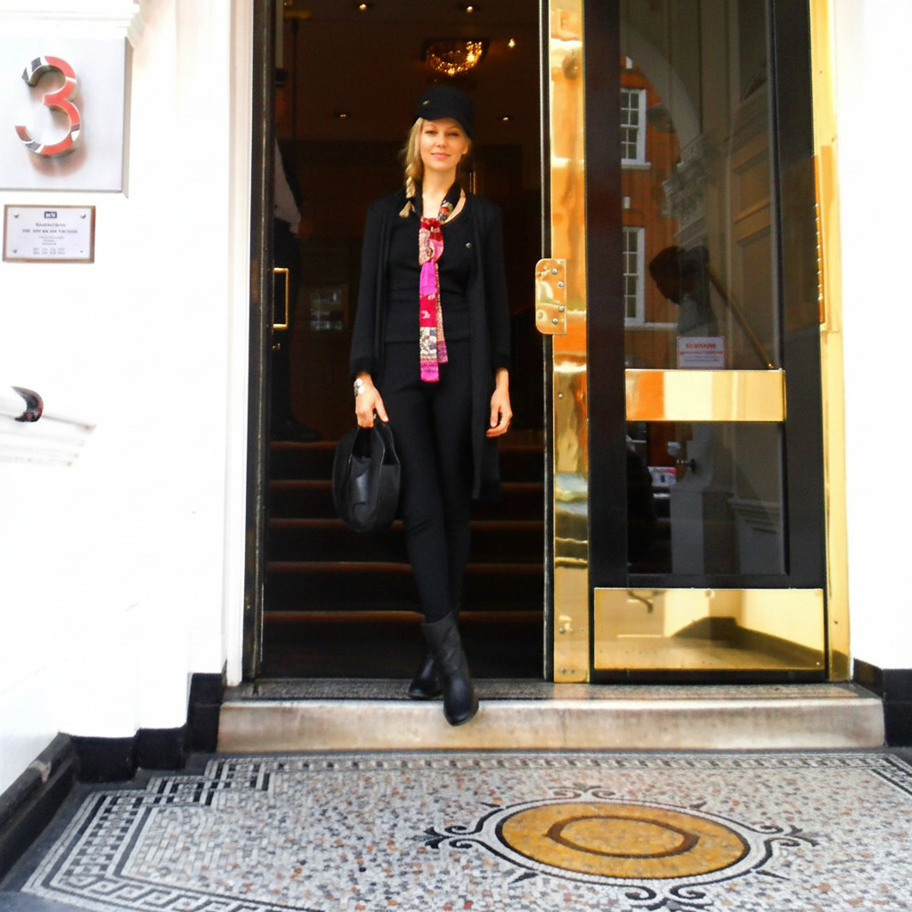 Romi-The Embassy of Ecuador, Visiting Julian Assange-3 Hans Crescent-London (2)