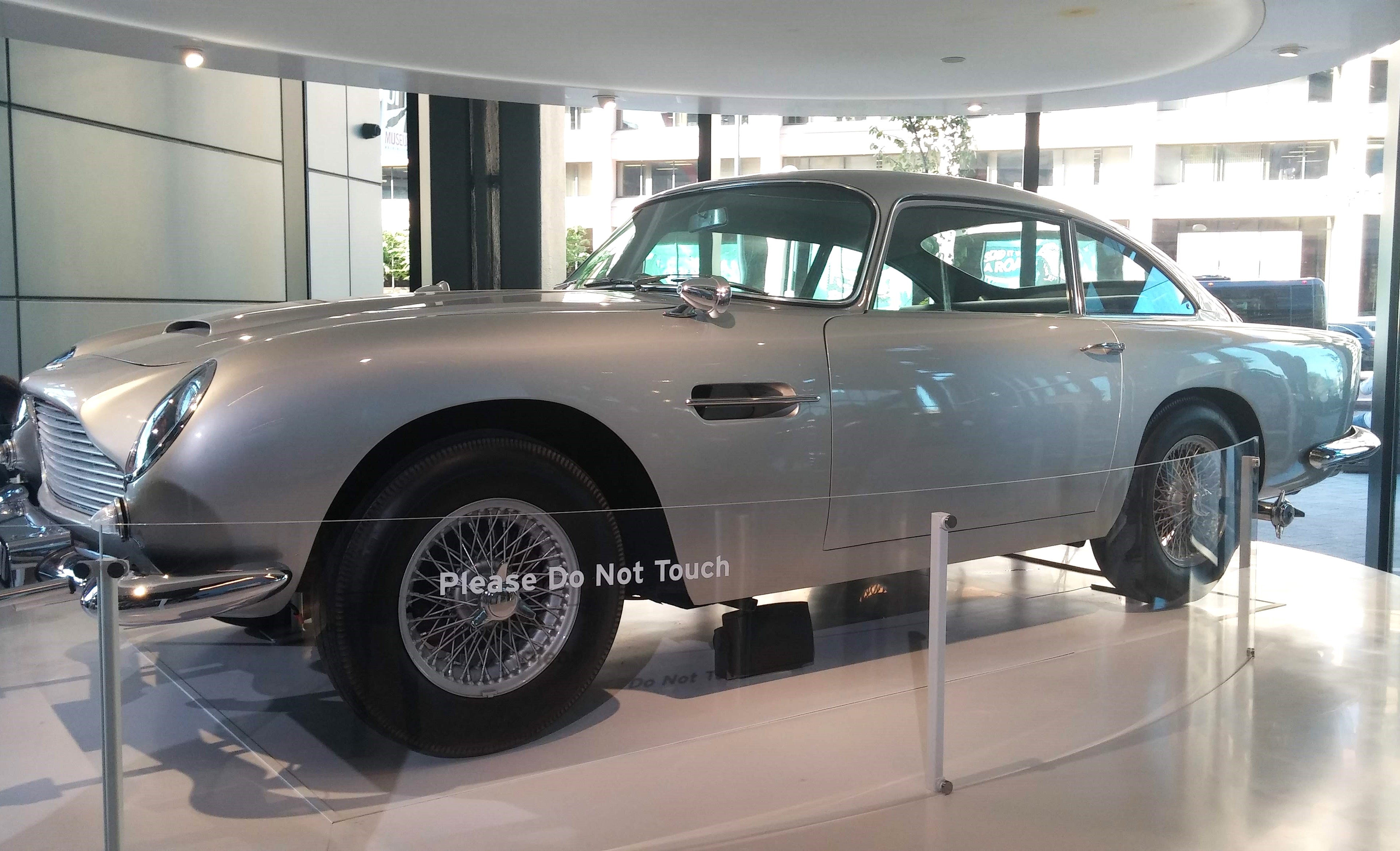 Aston Martin DB5 Bond Car-the coolest 007 car
